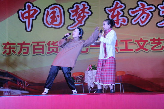 小品《欢乐调频》引得现场观众捧腹大笑.jpg 小品《欢乐调频》引得现场观众捧腹大笑.jpg