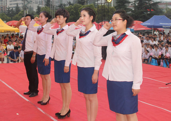 5名新党员庄严宣誓.jpg 5名新党员庄严宣誓.jpg