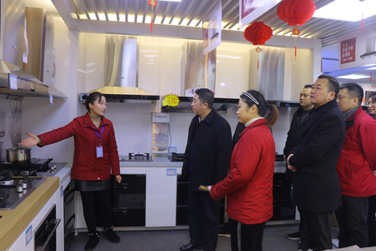 在东方家电,营业员娴熟的讲解高科技产品性能并进行操作演示。_副本.jpg 在东方家电,营业员娴熟的讲解高科技产品性能并进行操作演示。_副本.jpg