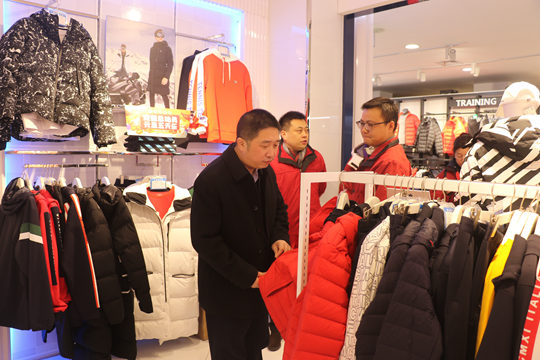 在百货大厦,王主任仔细检查陈列商品,并再三强调要严格把关商品质量与价格,为消费者营造放心购物的美好环境。_副本.jpg 在百货大厦,王主任仔细检查陈列商品,并再三强调要严格把关商品质量与价格,为消费者营造放心购物的美好环境。_副本.jpg